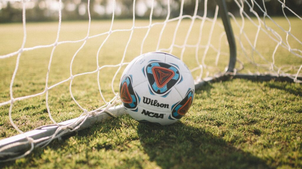 hvem opfandt fodbold